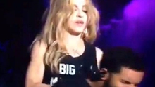 Madonna bình tĩnh trước bão chỉ trích 'cưỡng hôn' trai trẻ